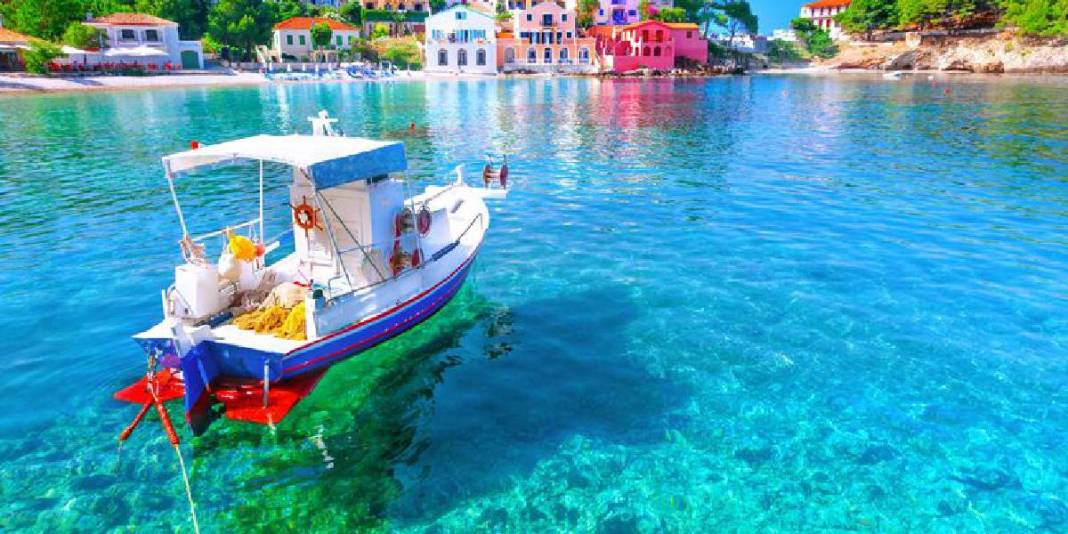 ‘Daha önce neden gelmemişim’ diyeceksiniz! Türkiye’de Santorini havası estiriyor: Tarihi evleri ve mavi sularıyla büyülüyor 7